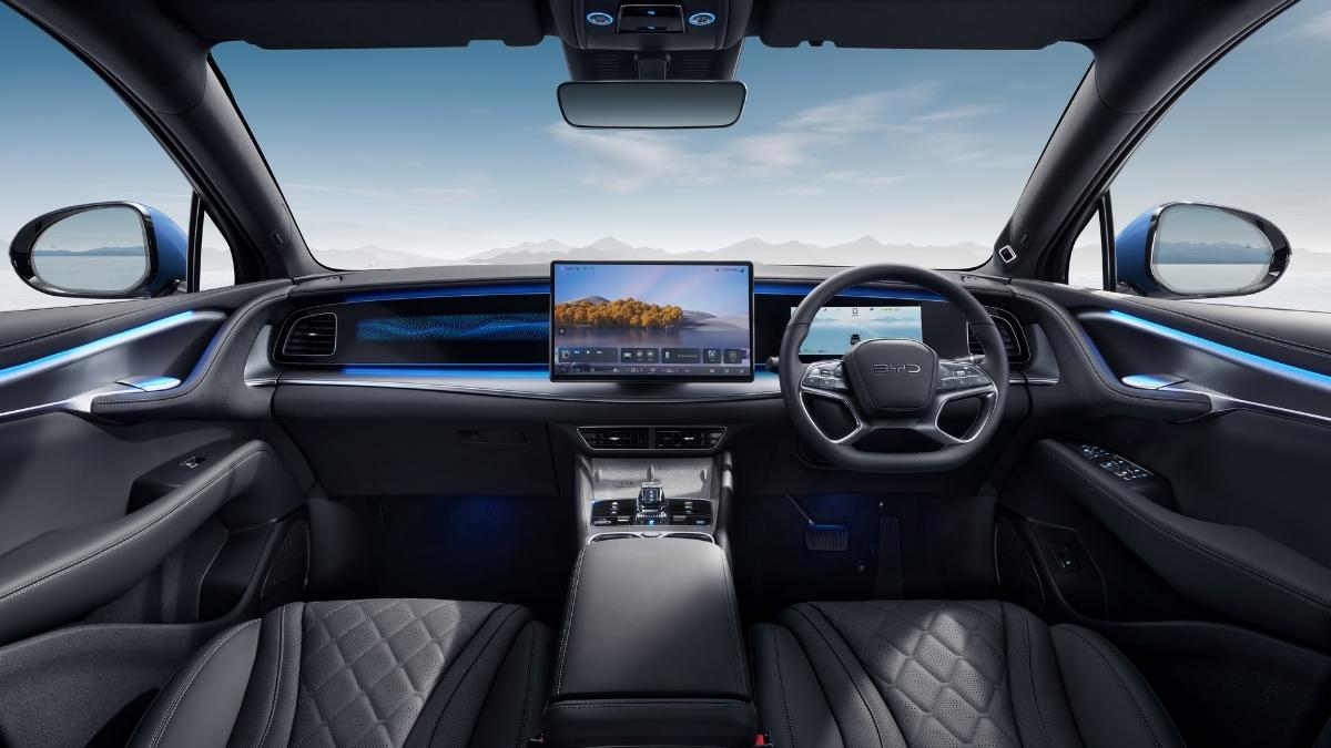Looking through the roof of the BYD Sealion 7